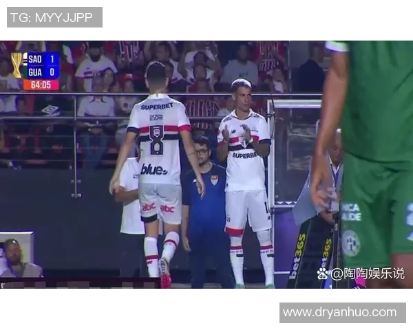 退役足球明星重返绿茵场小场赛精彩对决引发球迷热潮